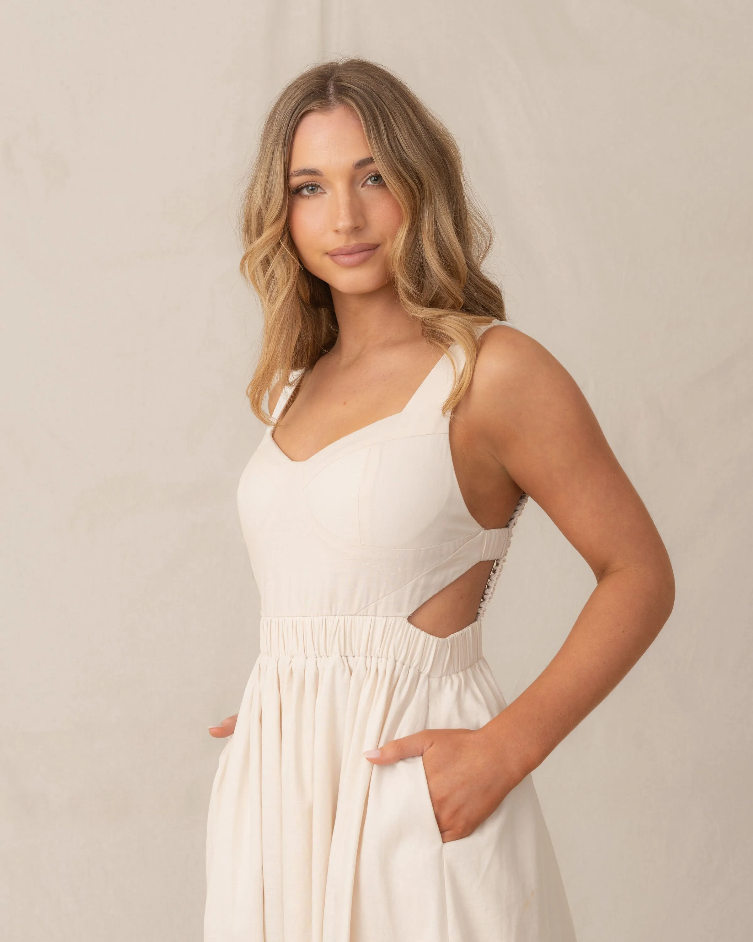 Carys – Elegant Open Back Women's Dress