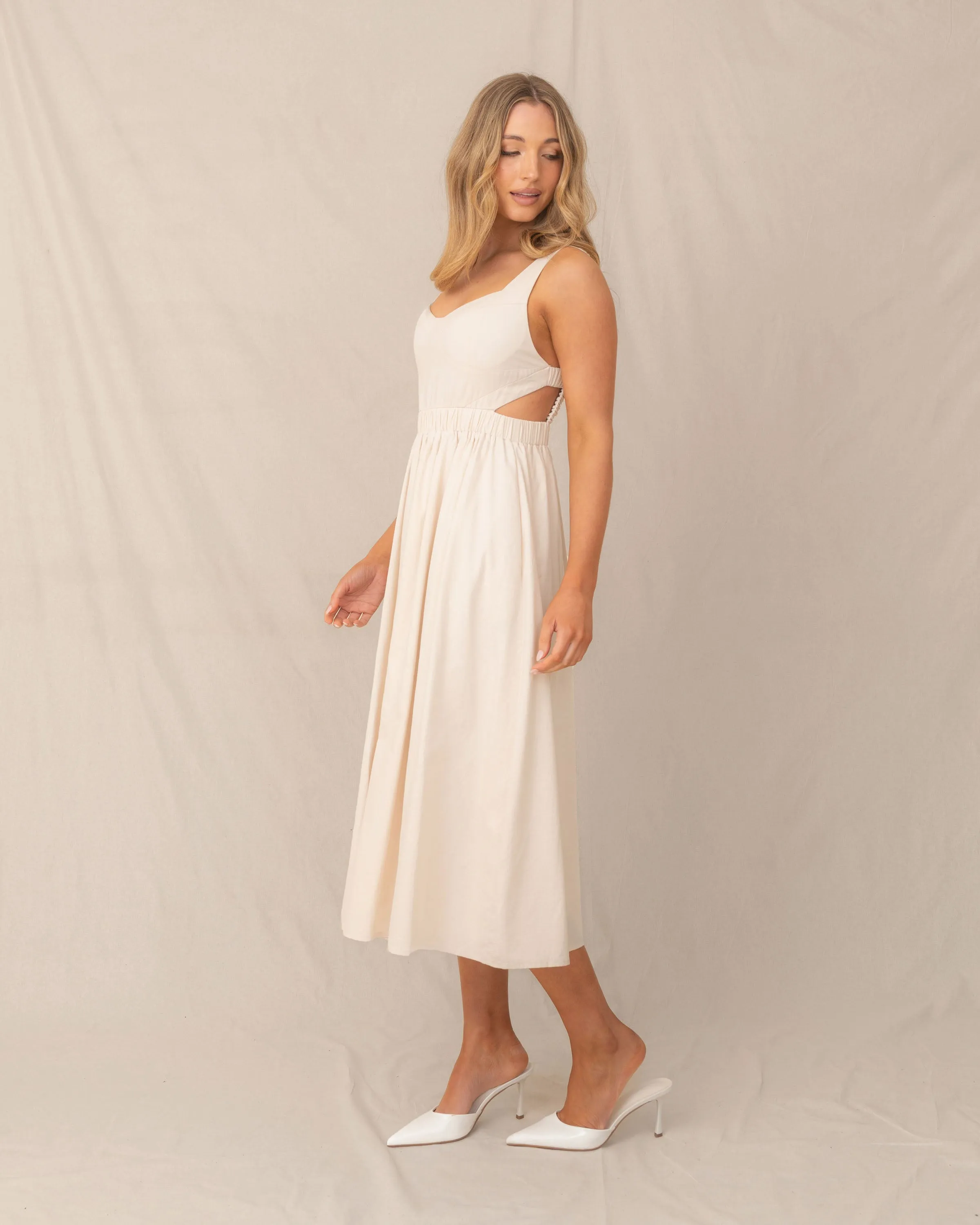 Carys – Elegant Open Back Women's Dress
