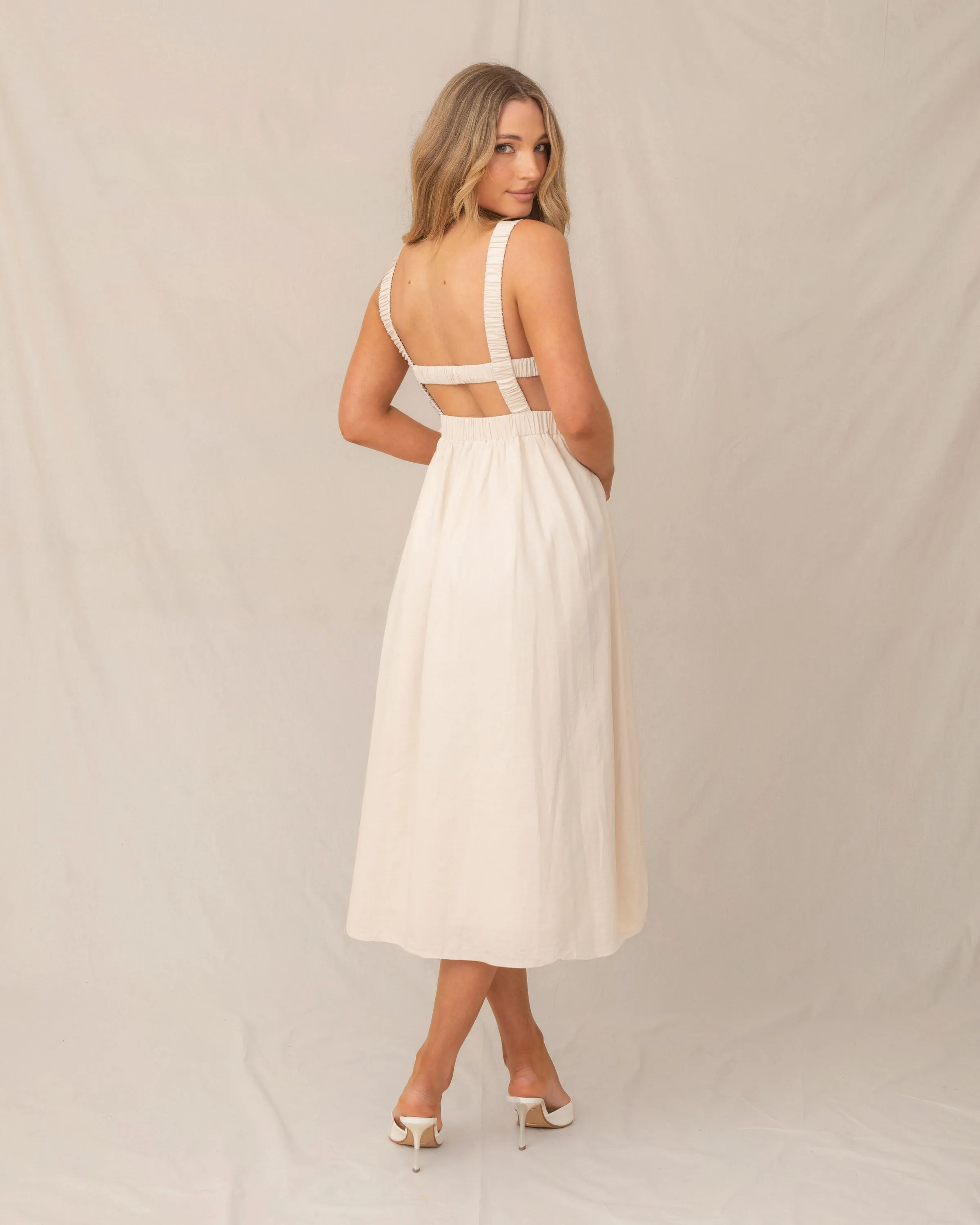 Carys – Elegant Open Back Women's Dress
