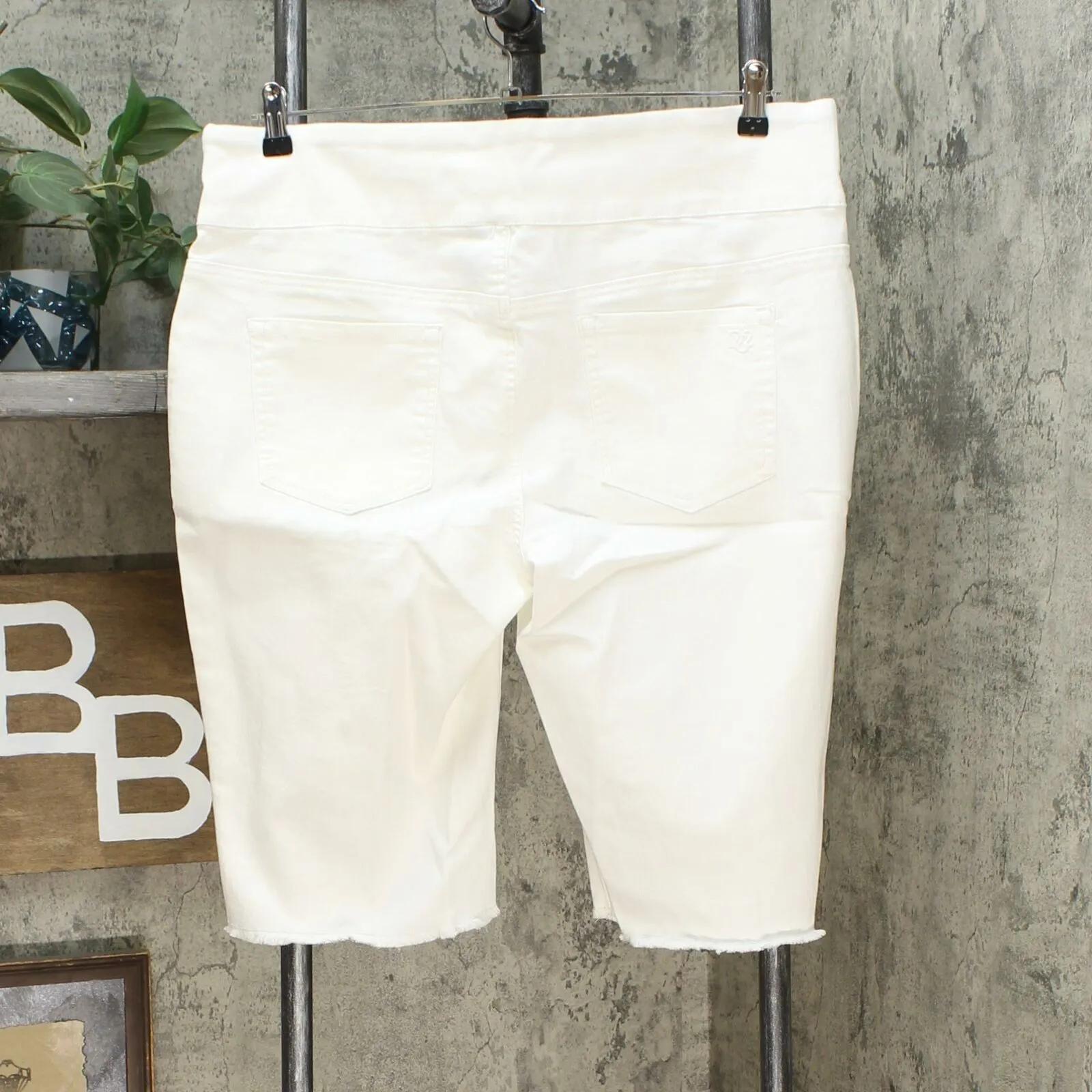 DG2 by Diane Gilman Classic Stretch Pull On Bermuda Shorts Ivory XL