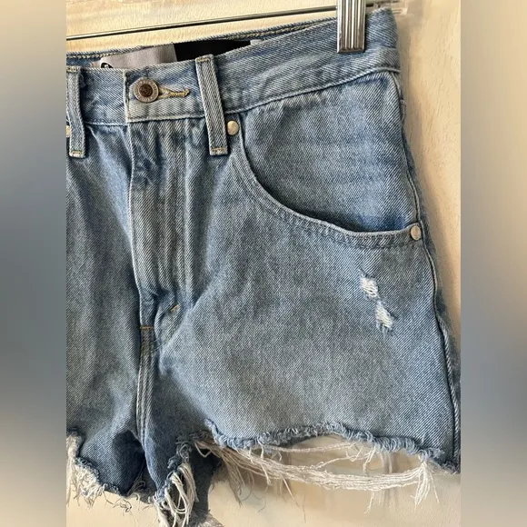Levi's | Silver Tab Mom Short Light Wash Distressed