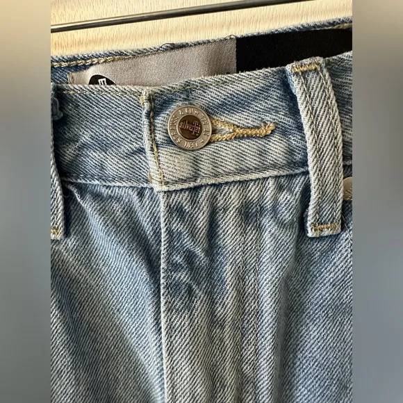 Levi's | Silver Tab Mom Short Light Wash Distressed