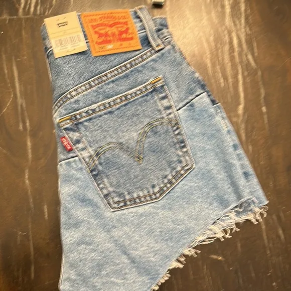 NWT LEVI’S 501 Mid Rise Raw hem denim shorts women size 28