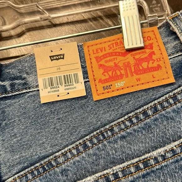 NWT LEVI’S 501 Mid Rise Raw hem denim shorts women size 28