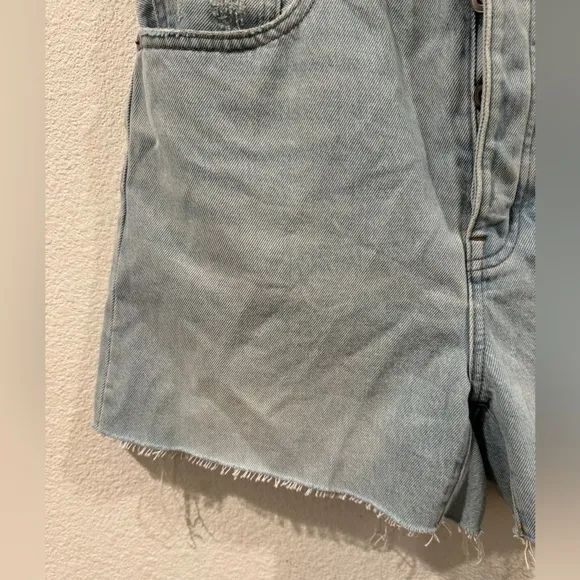 NWT Madewell The Mom Jean Button Fly Raw Hem Distressed Light Blue Shorts 27