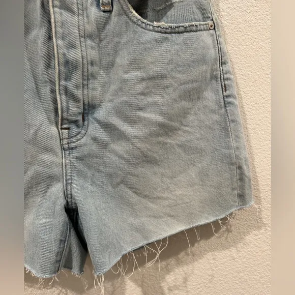 NWT Madewell The Mom Jean Button Fly Raw Hem Distressed Light Blue Shorts 27