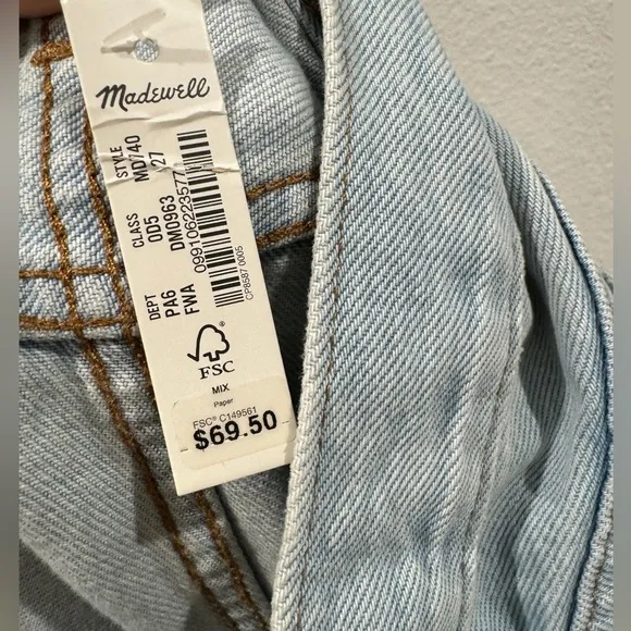 NWT Madewell The Mom Jean Button Fly Raw Hem Distressed Light Blue Shorts 27