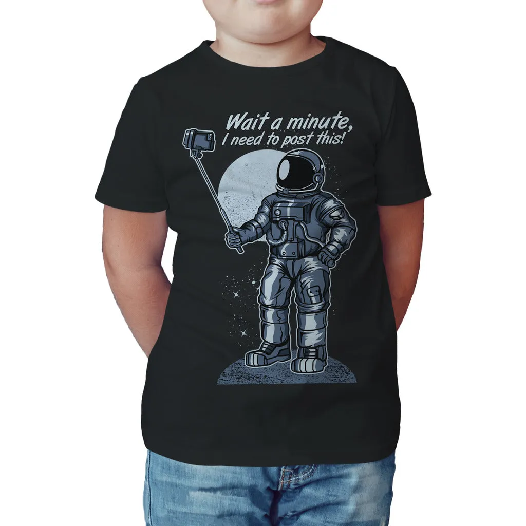 Weird Science Selfie Astronaut Official Kid's T-shirt (Black)